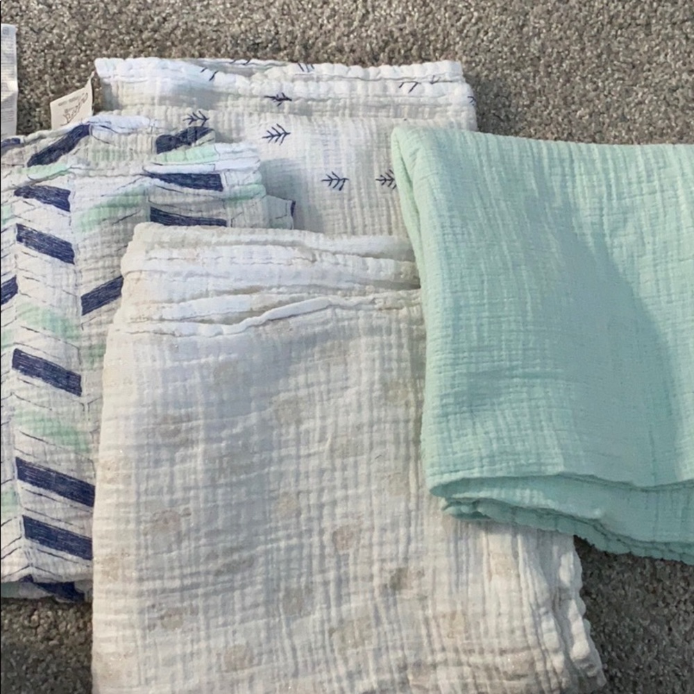 Lot of 4 Aden & Anais Muslin/cotton baby blankets